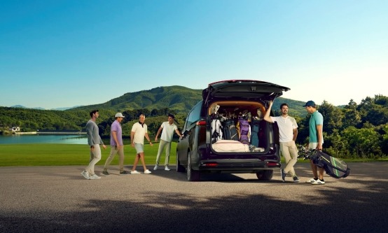 一群人站在草地上

AI 生成的内容可能不正确。