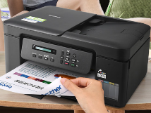 手里拿着游戏手柄

AI 生成的内容可能不正确。